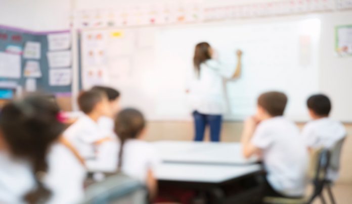 Kids,With,Teacher,Kids,In,The,Classroom,,Blur,Image,For Equo indennizzo per l'insegnante aggredito da uno scolaro