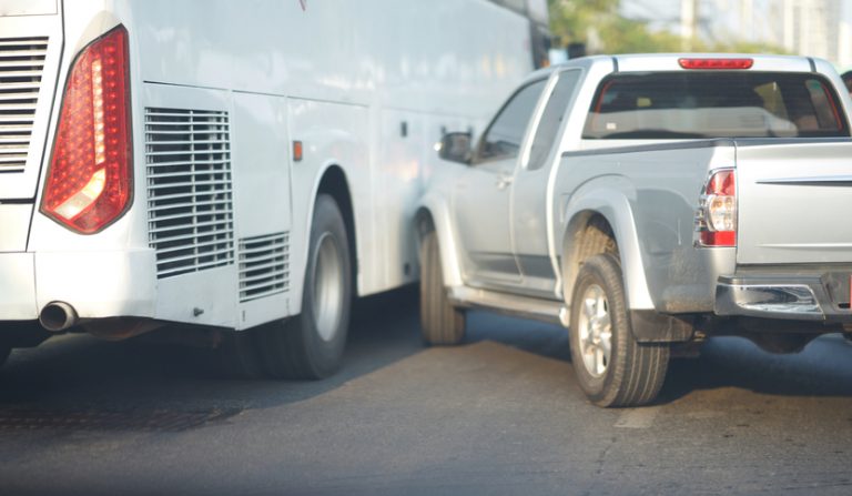 Veicolo urta l'autobus di linea durante la manovra di svolta