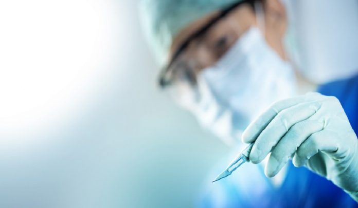 Close,Up,Of,The,Surgeon's,Hand,Holding,A,Scalpel,And Algodistrofia mano destra e lesione del nervo ulnare