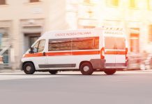 Ambulanza con sirena attiva travolge un pedone e lo uccide