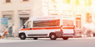 Ambulanza con sirena attiva travolge un pedone e lo uccide