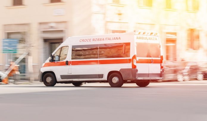 Ambulanza con sirena attiva travolge un pedone e lo uccide