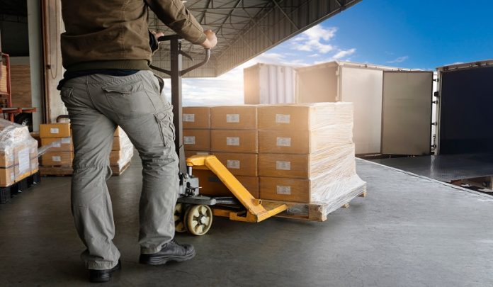 Warehouse,Worker,Unloading,Package,Boxes,Into,Cargo,Container,Truck.trailer,Truck Ferita lacero-contusa e frattura scomposta per infortunio sul lavoro