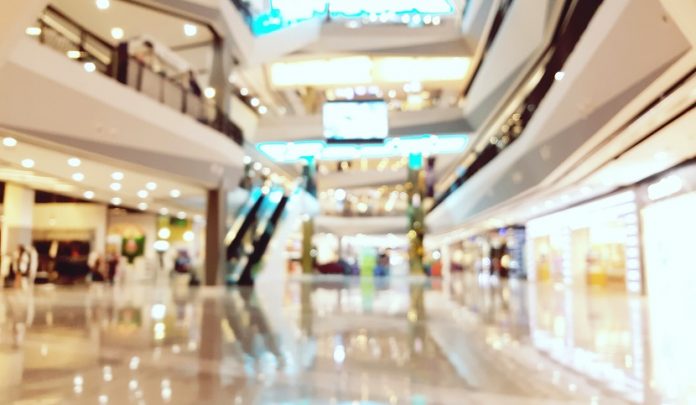 Abstract,Blurred,Of,Department,Store,Or,Shopping,Center,Mall,: Lesioni subite nel centro commerciale a causa della porta girevole