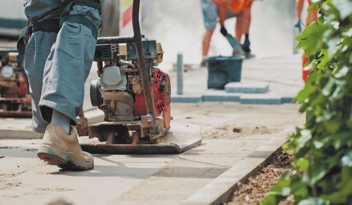 Marciapiede bloccato per lavori edili e caduta del pedone
