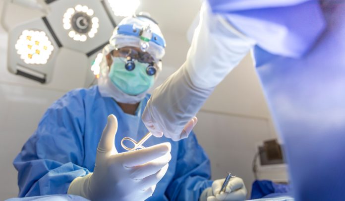 Team,Of,Doctor,Working,Inside,Modern,Operating,Room.scrub,Nurse,Sending Protesi alla spalla destra e successiva infezione nosocomiale