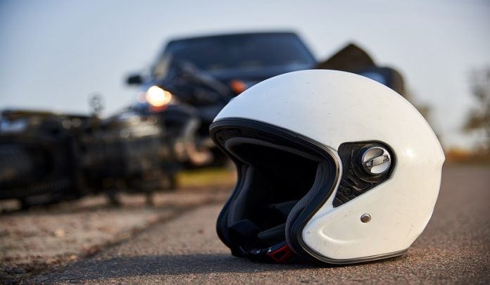 Photo,Of,Car,,Helmet,And,Motorcycle,On,Road,,The,Concept Veicolo con targa estera provoca un sinistro stradale