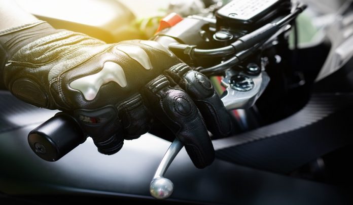 Close,Up,Of,Throttle,Control,Hand,And,Brake,Lever,Motorcycle, Pedone investito da un motociclo che non si ferma e si dilegua