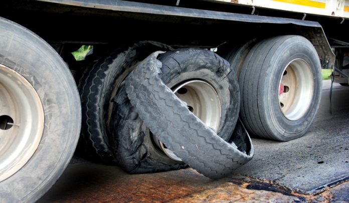Scende dal veicolo per lo scoppio del pneumatico e lo investono