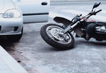 Apertura della portiera del veicolo provoca la caduta della moto