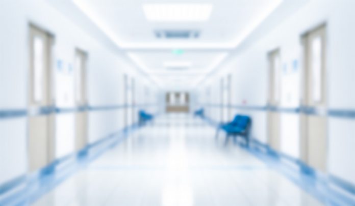 Long,Hospital,Bright,Corridor,With,Rooms,And,Seats,3d,Rendering Emicolectomia sinistra e fistola enterica al paziente