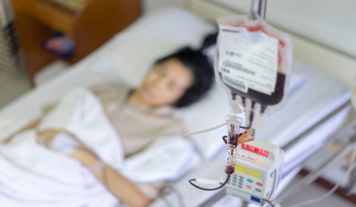 Close,Up,Iv,Set,,Add,Blood,And,Blurry,Of,Patient Emorragia post partum e infezione da HCV della donna