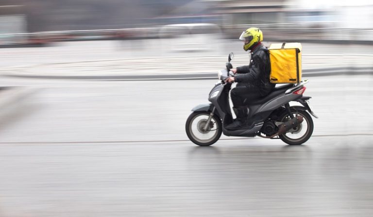Obbligo di fornire il casco integrale al lavoratore rider