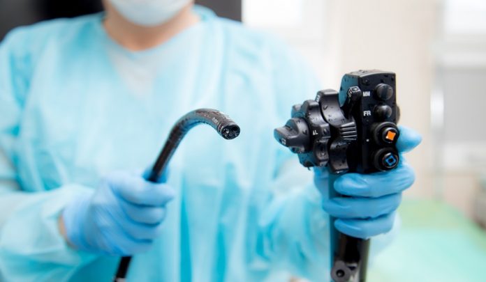 Endoscopy,Doctor,Holding,Endoscope,Head,Unit,With,Tube,Before,Performing Ritardata esecuzione di colangiopancreatografia e attendismo