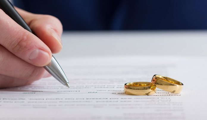 Hands,Of,Wife,,Husband,Signing,Decree,Of,Divorce,,Dissolution,,Canceling Squilibrio economico dei coniugi e valutazioni sull'assegno
