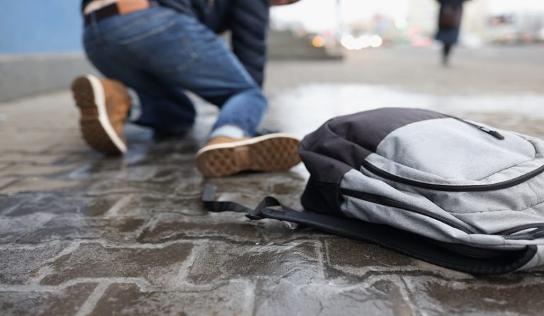 Cade sulla strada in cui risiede: negato il risarcimento