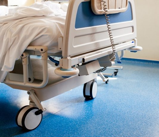 Caduta dal letto ospedaliero causa frattura del paziente