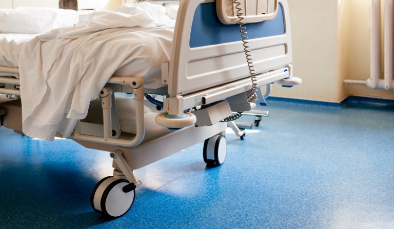 Caduta dal letto ospedaliero causa frattura del paziente