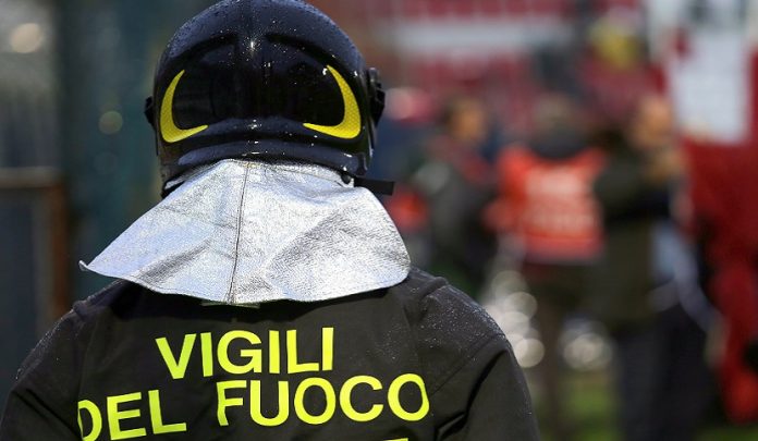 Italian,Firefighter,With,Uniform,With,The,Written,Firefighters,In,The Carcinoma polmonare di origine professionale del Vigile del Fuoco