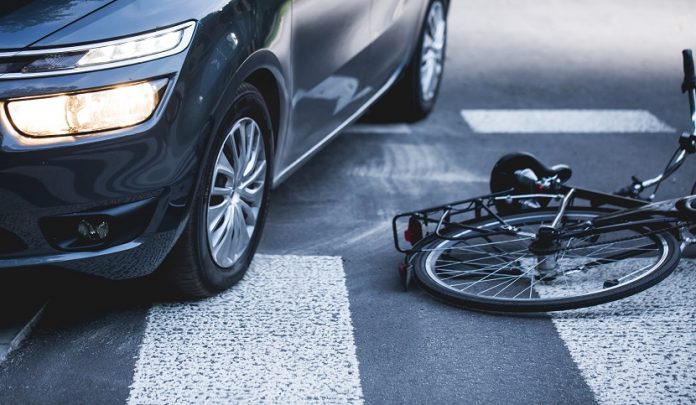 Car,Standing,On,The,Pedestrian,Path,With,The,Downed,Bicycle Investimento del ciclista e distanza di sicurezza non rispettata