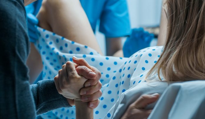 Emergency,In,The,Hospital:,Woman,Giving,Birth,,Husband,Holds,Her Ipoacusia neurosensoriale bilaterale per trauma da parto
