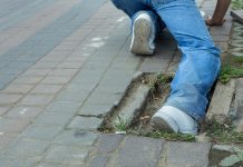 Lastra del marciapiede spezzata e avvallata provoca lesioni