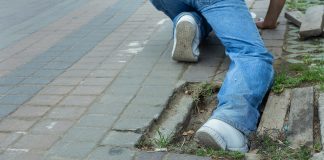 Lastra del marciapiede spezzata e avvallata provoca lesioni