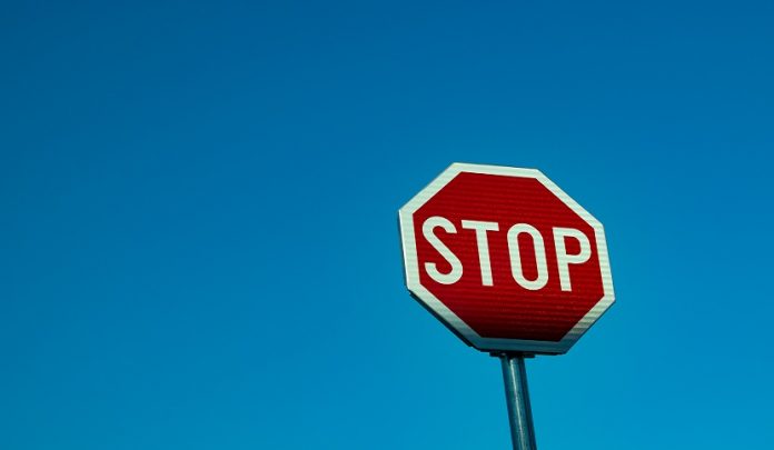 Non ha rispettato il segnale di stop e travolge il motociclo