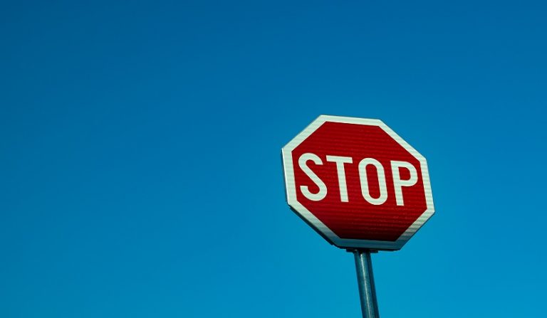 Non ha rispettato il segnale di stop e travolge il motociclo