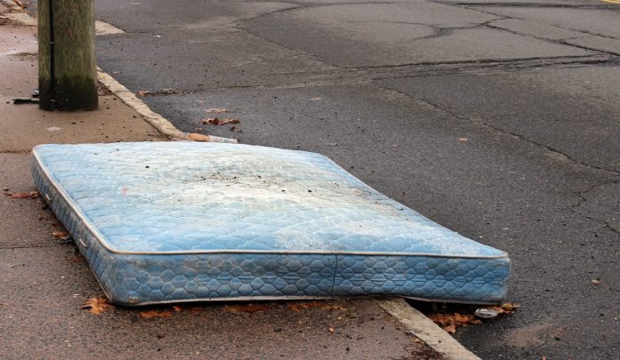 Presenza di un materasso sulla strada e responsabilità del comune