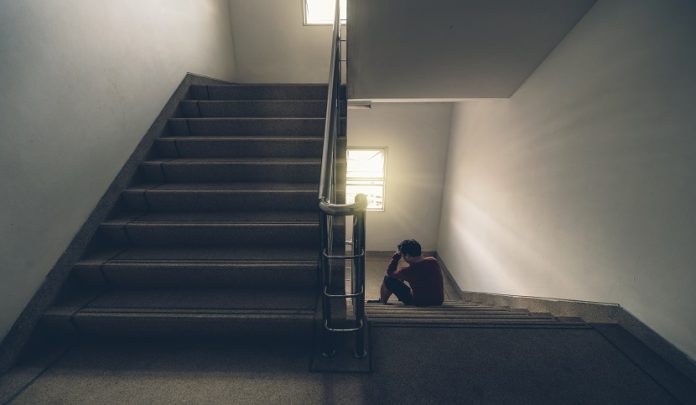 Scala con accensione temporizzata e infortunio del lavoratore