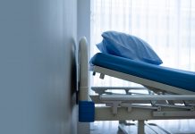 Paziente ricoverato precipita dalle scale con la sedia a rotelle e muore