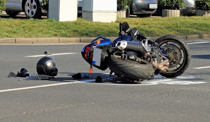Caduta dalla moto e lesioni fisiche a causa di un cane randagio