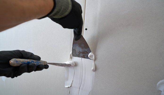 Laminated,Plasterboard,Plastering,Join,Detail,Spatula,And,Hand Ernia discale L4 L5 e rischio lavorativo apprezzabile