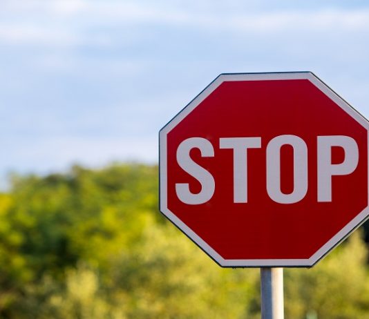 Mancato rispetto della segnaletica di stop e collisione