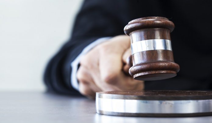 Judge,With,Gavel,On,Table Messa in sicurezza dell'attrezzatura di lavoro e infortunio