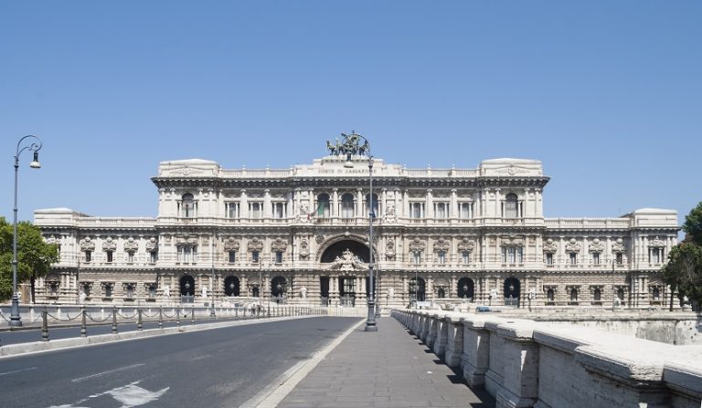 Pensione di invalidità e produzione di falsi certificati medici