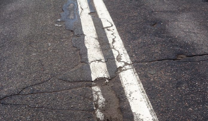 Perde il controllo del veicolo a causa delle condizioni della strada