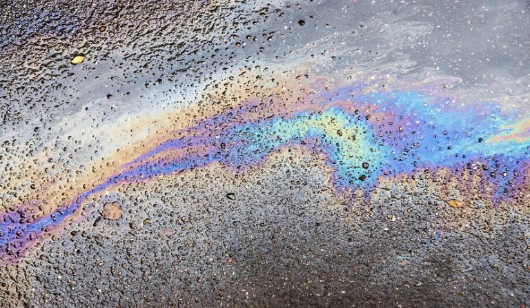 Strato melmoso non visibile sull'asfalto provoca lesioni al piede