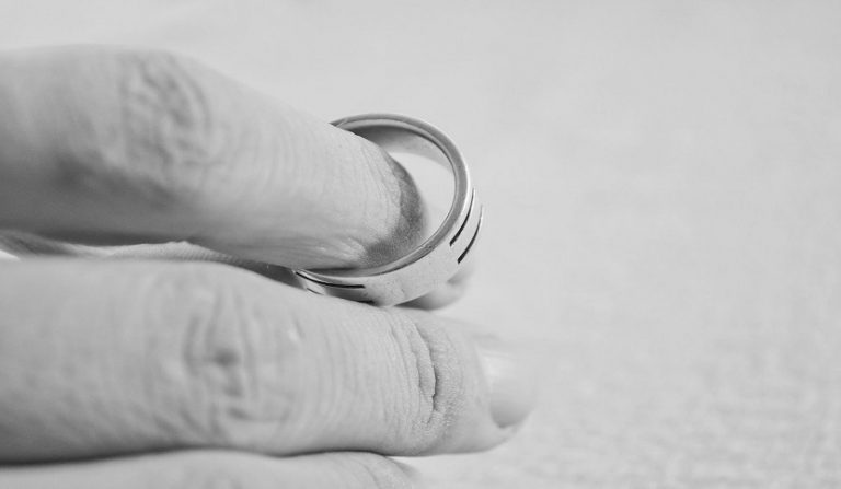 Assegno divorzile e attività lavorativa irregolare della donna