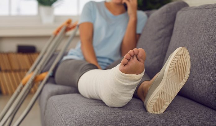 Avvallamento stradale non visibile causa lesioni al pedone