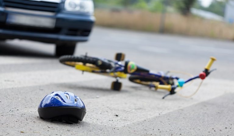 Bambino investito davanti alla porta di casa da un'automobile