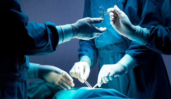Doctor,And,Nurse,Medical,Team,Are,Performing,Surgical,Operation,At Carcinoma cervice uterina ed errata asportazione della vescica