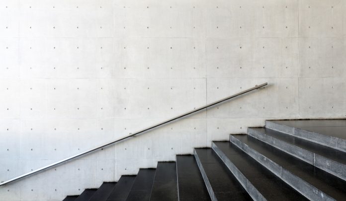 Gradino del museo sbeccato e lesioni del visitatore