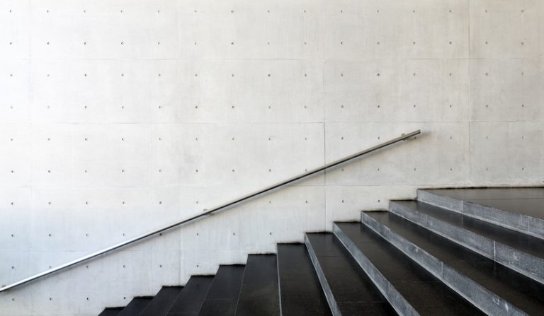 Gradino del museo sbeccato e lesioni del visitatore