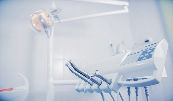 Medical,Office,Of,Dentistry,,Tools,Dentist Implantologia dentaria e responsabilità dell'Odontoiatra