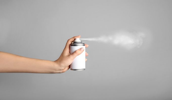 Woman,Holds,Spray,Can,In,Hands,On,Grey,Background Lesioni alla vista causate da spray urticante al peperoncino