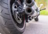 Polvere sull'asfalto causa la caduta del motociclista