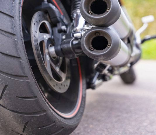 Polvere sull'asfalto causa la caduta del motociclista