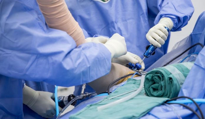 Protesi alla spalla causa forti dolori, dismorfismo e infezione